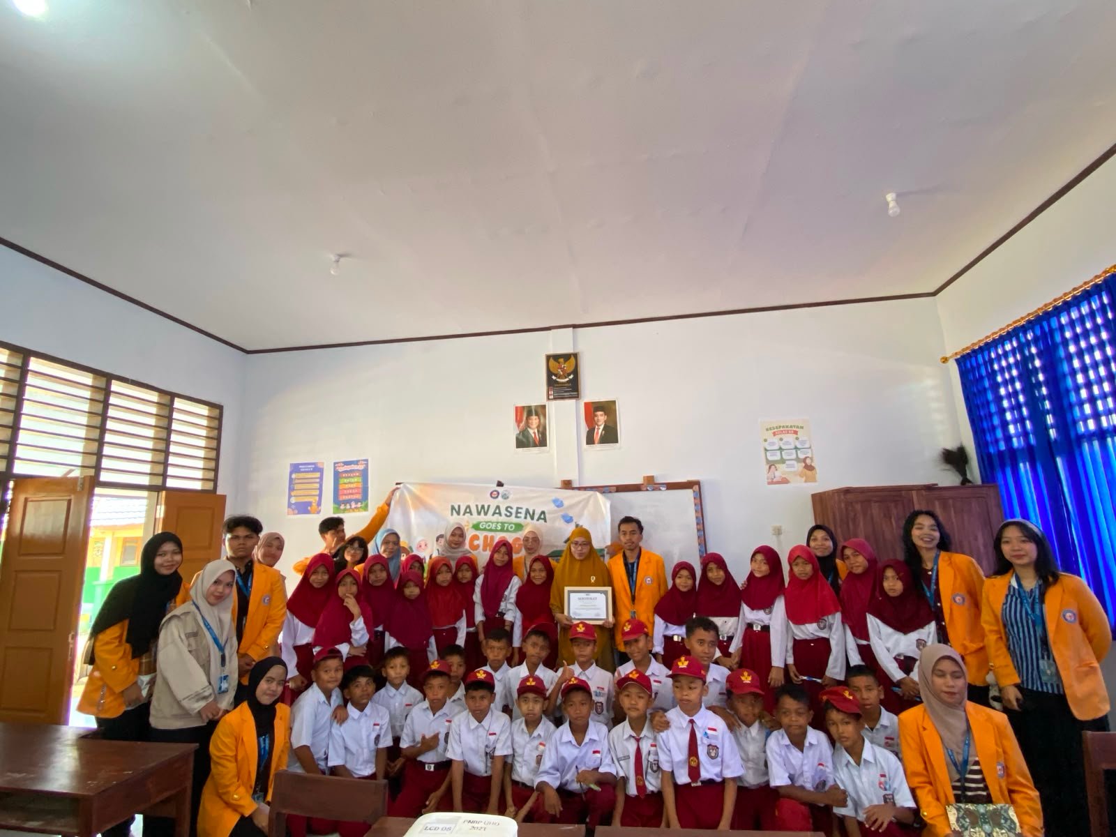 Goes to School SD Negeri 63 Kendari — Foto 6