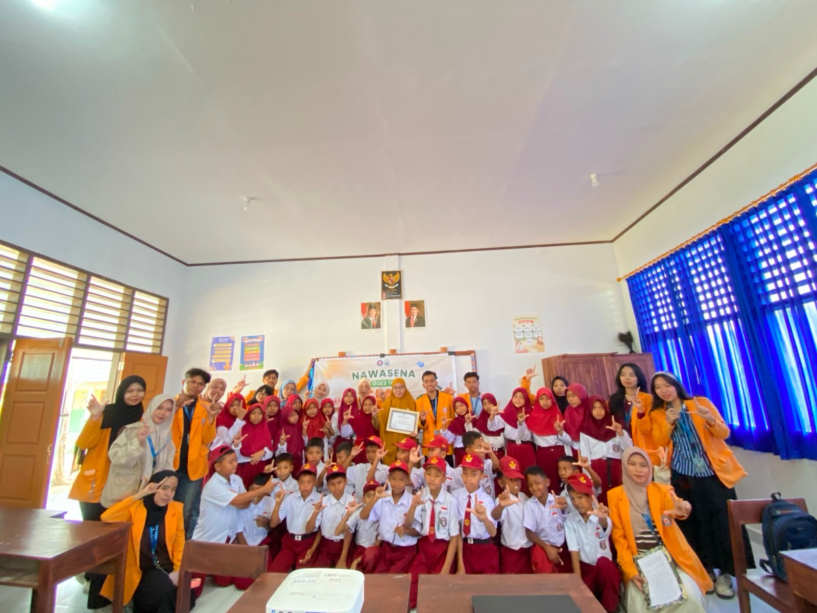 Goes to School SD Negeri 63 Kendari — Foto 7